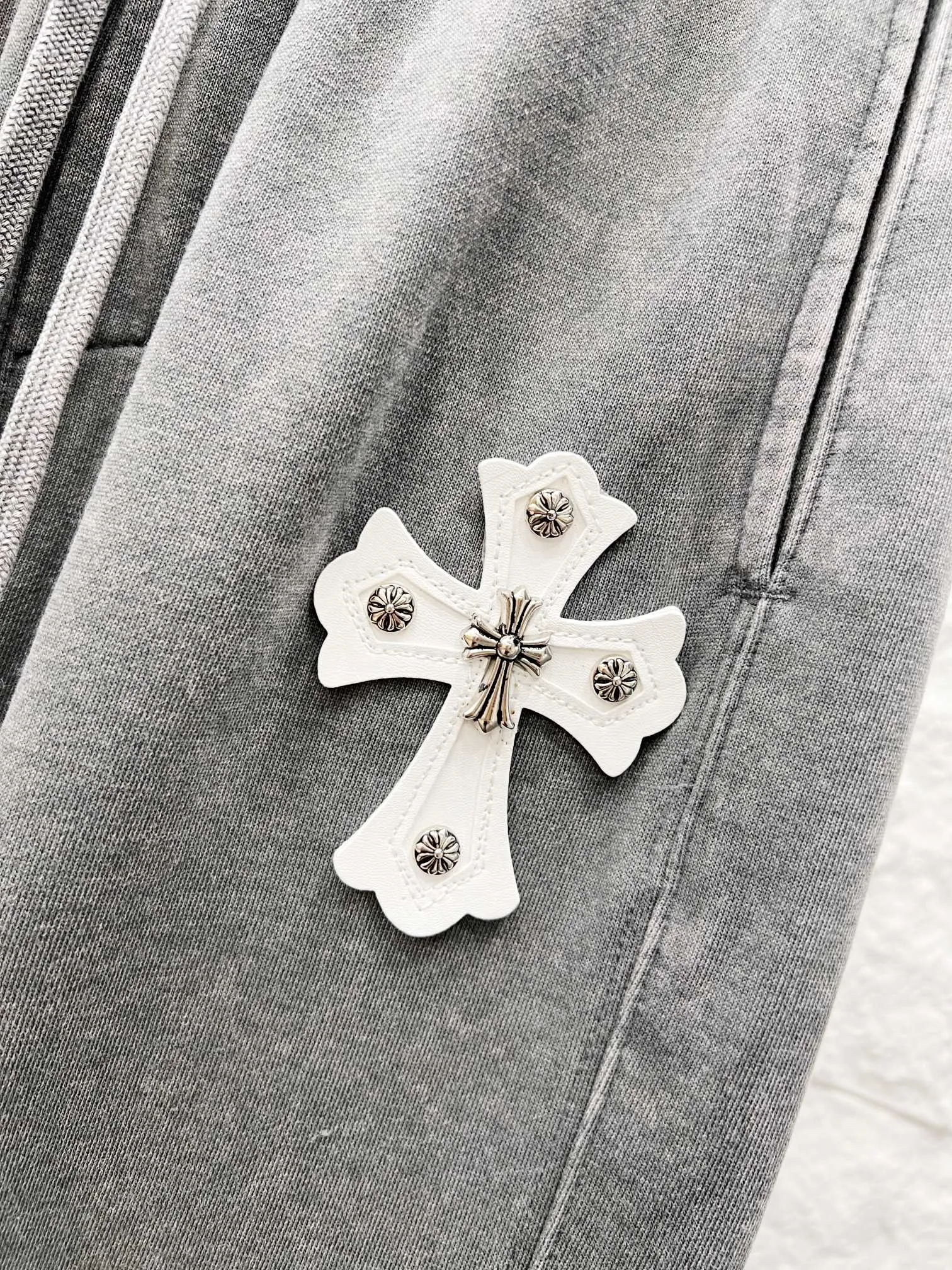 Chrome Hearts（ In Stock、 ） ， ， ， Retro ， ， Classic 。Cemetery Cross + ：Top-Grain Cowhide （Genuine Leather ） ： ： （4 ） ： 。 Genuine Leather ；Black Khaki Sizes；S-2XL （ ） （ ）